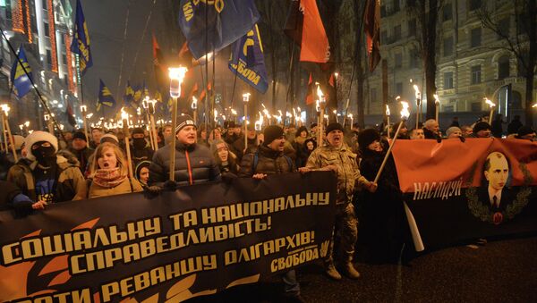 On January 1 Russian LifeNews TV channel reported that two of its journalists have been attacked while covering the nationalists torchlight march in Kiev. - Sputnik International