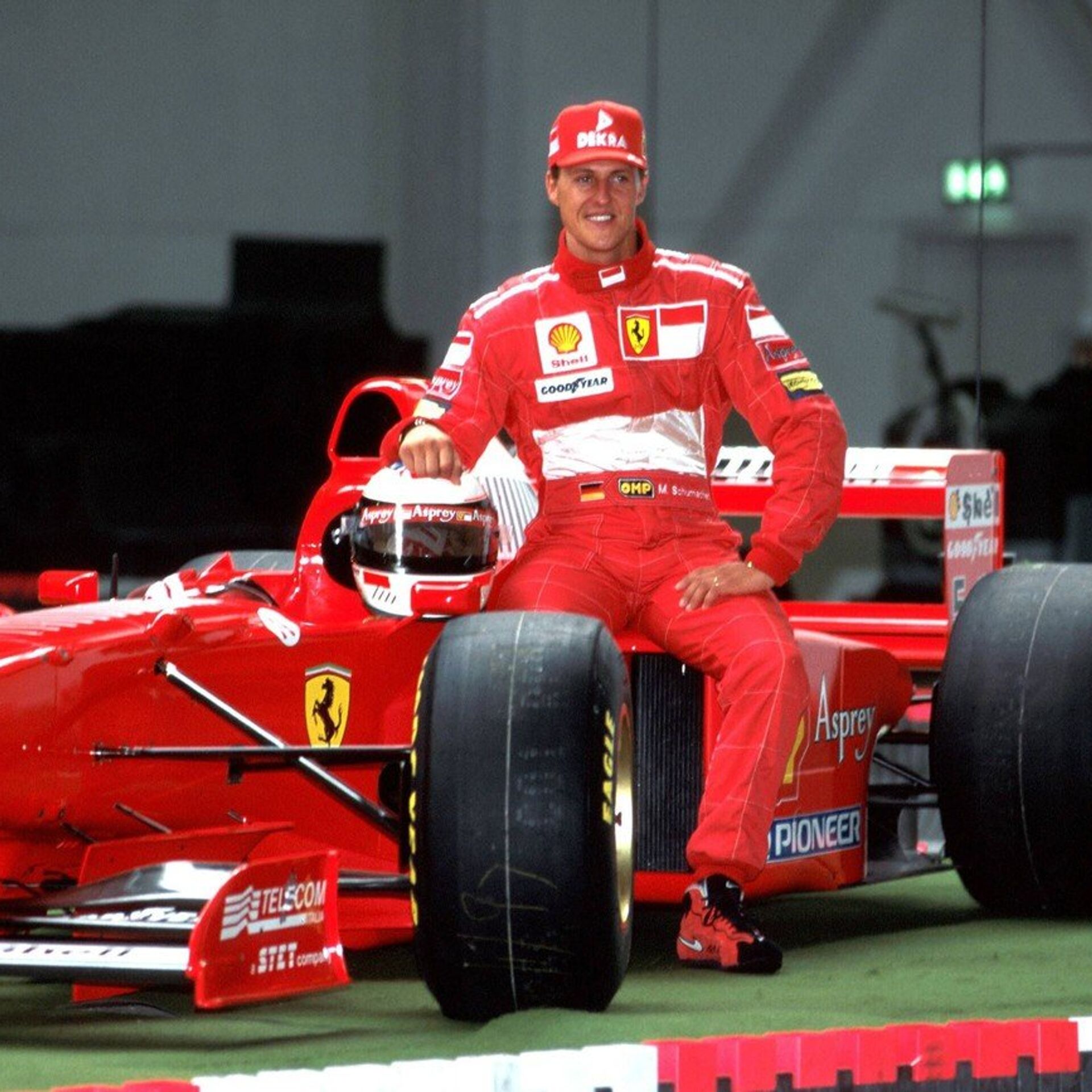 Гонщик формулы 1 семикратный чемпион. Михаэль Шумахер. Михаэль Шумахер Ferrari f2004. Гонщик Михаэль Шумахер. Михаэль Шумахер Феррари.