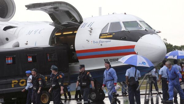 Russian rescuers unload gears from their Beriev Be-200 amphibious aircraft upon arrival to reinforce a search operation for the victims and the wreckage of AirAsia Flight 8501 at Pangkalan Bun Airport, Indonesia - Sputnik International