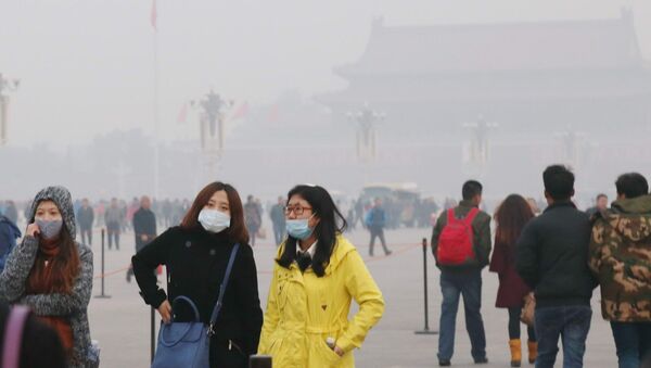 Tourists wearing face masks visit the Tiananmen Square in heavy smog in Beijing, China - Sputnik International