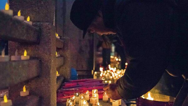 Mourners take part in a candlelight vigil for slain New York Police Department (NYPD) officer Wenjian Liu one day ahead of his funeral in Manhattan, New York - Sputnik International