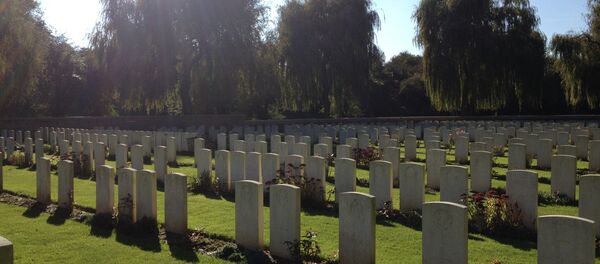 A French mayor faces accusations of racism after his denial to bury a three-month Roma baby in the municipal cemetery, AFP reported - Sputnik International