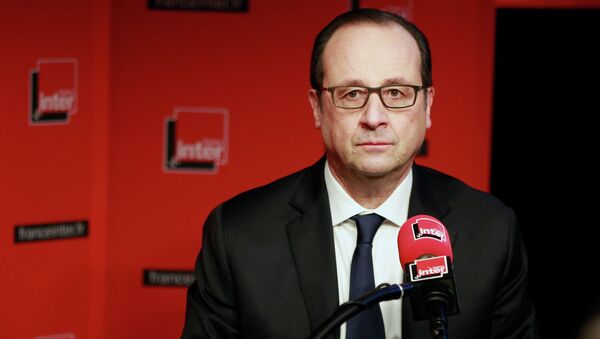 French President Francois Hollande prepares to answer journalists during a live interview at the France Inter radio station studios in Paris - Sputnik International