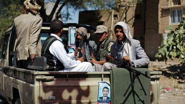Houthi Shiite rebels ride on a military truck while patrolling a street in Sanaa, Yemen - Sputnik International