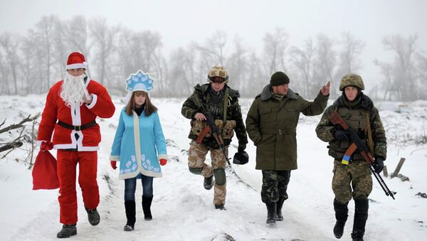 Local residents dressed as Father Frost, an equivalent of Santa Claus, and his granddaughter Snegurochka (Snow-Maiden), walk with servicemen as they visit check points of the Ukrainian army and self-defence units to congratulate the military with the coming of a New Year, near Lysychansk, Luhansk region, January 2, 2015. - Sputnik International