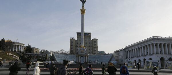 Ukrainians walking past candles in the shape of the national emblem of Ukraine on Independence Square in Kiev, Ukraine Ukrainians walking past candles in the shape of the national emblem of Ukraine on Independence Square in Kiev, Ukraine - Sputnik International