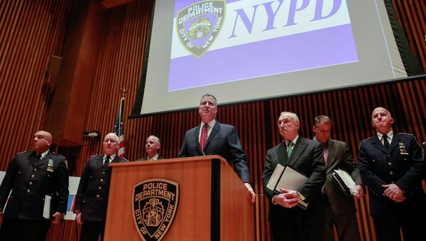 New York City Mayor Bill de Blasio (C) speaks while New York Police Commissioner Bill Bratton listens with other officers during a news conference in New York January 5, 2015. - Sputnik International