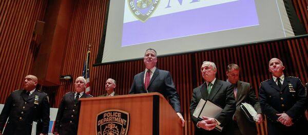 New York City Mayor Bill de Blasio (C) speaks while New York Police Commissioner Bill Bratton listens with other officers during a news conference in New York January 5, 2015. New York City Mayor Bill de Blasio (C) speaks while New York Police Commissioner Bill Bratton listens with other officers during a news conference in New York January 5, 2015. - Sputnik International