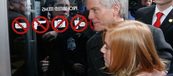 Former Virginia Gov. Bob McDonnell arrives at federal court with his daughter Cailin Young, Tuesday, Jan. 6, 2015, in Richmond, Va. - Sputnik International