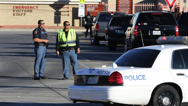 El Paso police block off an entrance to the Beaumont Army Medical Center as other officers search for a gunman during a shooting incident in El Paso, Texas January 6, 2015 - Sputnik International