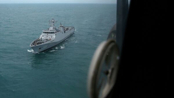 Indonesian navy ship KRI Sultan Hasanudin is seen through the window of a Super Puma helicopter during a search operation for passengers onboard AirAsia Flight QZ8501, off the Java sea, in Indonesia January 7, 2015 - Sputnik International