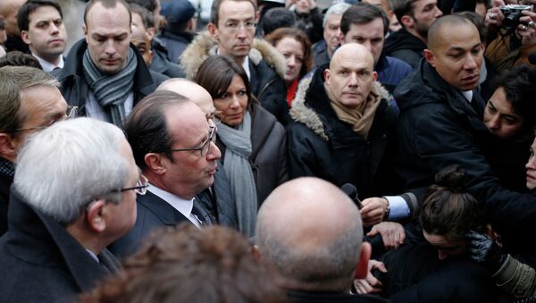 French President Francois Hollande (C) speaks to the press - Sputnik International