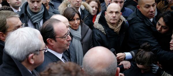 French President Francois Hollande (C) speaks to the press - Sputnik International