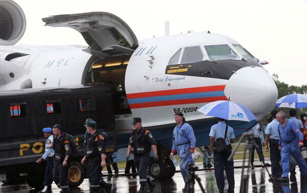 Russian rescuers unload gears from their Beriev Be-200 amphibious aircraft - Sputnik International