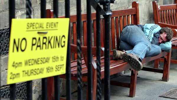 A homeless man sleep's on a bench on the royal mile in, Edinburgh, Scotland - Sputnik International