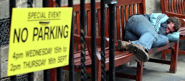 A homeless man sleep's on a bench on the royal mile in, Edinburgh, Scotland - Sputnik International