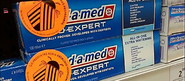 Colorado potato beetle surrounded by a slogan which says ‘Don’t buy Kremlin propaganda’ - Sputnik International