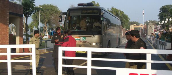 The bus service that runs between the Indian city of New Delhi and the Pakistani city of Lahore will now be restricted to a village on India-Pakistan border The bus service that runs between the Indian city of New Delhi and the Pakistani city of Lahore will now be restricted to a village on India-Pakistan border - Sputnik International