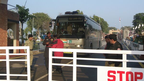 The Friendship Bus Delhi-Lahore at the Pakistan-India border - Sputnik International