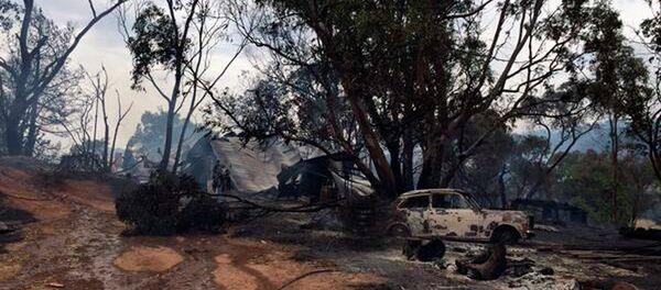 The remains of a house and car can be seen after a bushfire destroyed them at Cudlee Creek in South Australia - Sputnik International