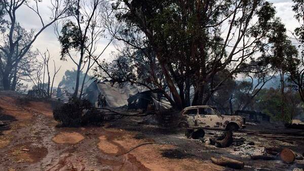 The remains of a house and car can be seen after a bushfire destroyed them at Cudlee Creek in South Australia - Sputnik International