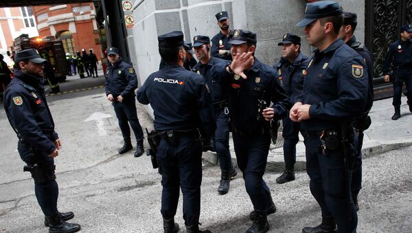 Police stand outside the rear entrance of the Bank of Spain after a fire broke out on the premises in Madrid, November 3, 2014 - Sputnik International