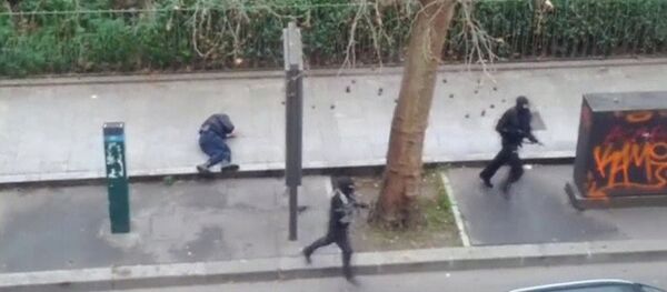Gunmen flee after shooting a wounded police officer (L) on the ground at point-blank range, outside the offices of French satirical newspaper Charlie Hebdo in Paris Gunmen flee after shooting a wounded police officer (L) on the ground at point-blank range, outside the offices of French satirical newspaper Charlie Hebdo in Paris - Sputnik International