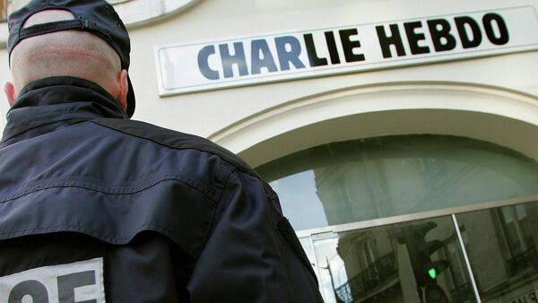 A policeman stands guard outside the French satirical weekly Charlie Hebdo in Paris - Sputnik International