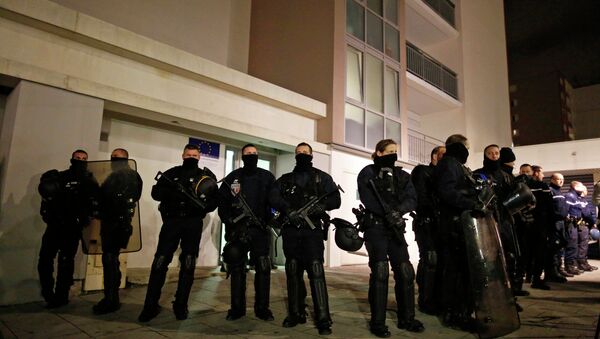 Police officers secure access to a residential building during investigations in the eastern French city of Reims January 8, 2015 - Sputnik International