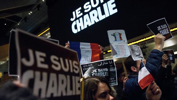 People hold posters with the words Je Suis Charlie (I Am Charlie) outside the Newseum January 7, 2015 in Washington, DC - Sputnik International