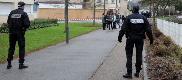 Police stand guard as members of the French technical and scientific police work at the site near a mosque in the Sablons neighborhood of Le Mans - Sputnik International