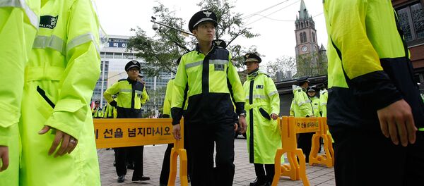 South Korean police stand guard outside of Myeong-dong Cathedral - Sputnik International