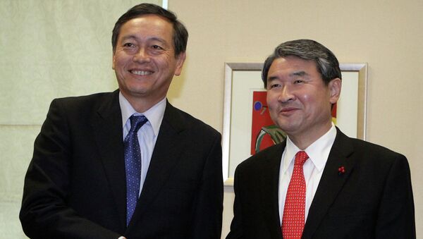 Japanese Vice Foreign Minister Akitaka Saiki, left, shakes hands with his South Korean counterpart Cho Tae-yong - Sputnik International