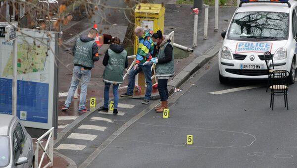 Police forensics experts examine the scene where a female police officer was shot dead in Montrouge, a southern suburb of Paris on January 8, 2015 - Sputnik International