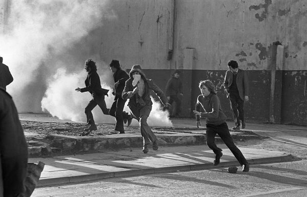 Young Catholic rioters hurl projectiles 02 March 1972 in Londonderry at British soldiers during a rally protesting the 30 January Bloody Sunday killing by British paratroopers of 13 Catholics civil rights marchers in Londonderry. Young Catholic rioters hurl projectiles 02 March 1972 in Londonderry at British soldiers during a rally protesting the 30 January Bloody Sunday killing by British paratroopers of 13 Catholics civil rights marchers in Londonderry. - Sputnik International