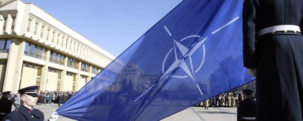 Lithuanian soldiers hoist a blue-and-white NATO flag - Sputnik International