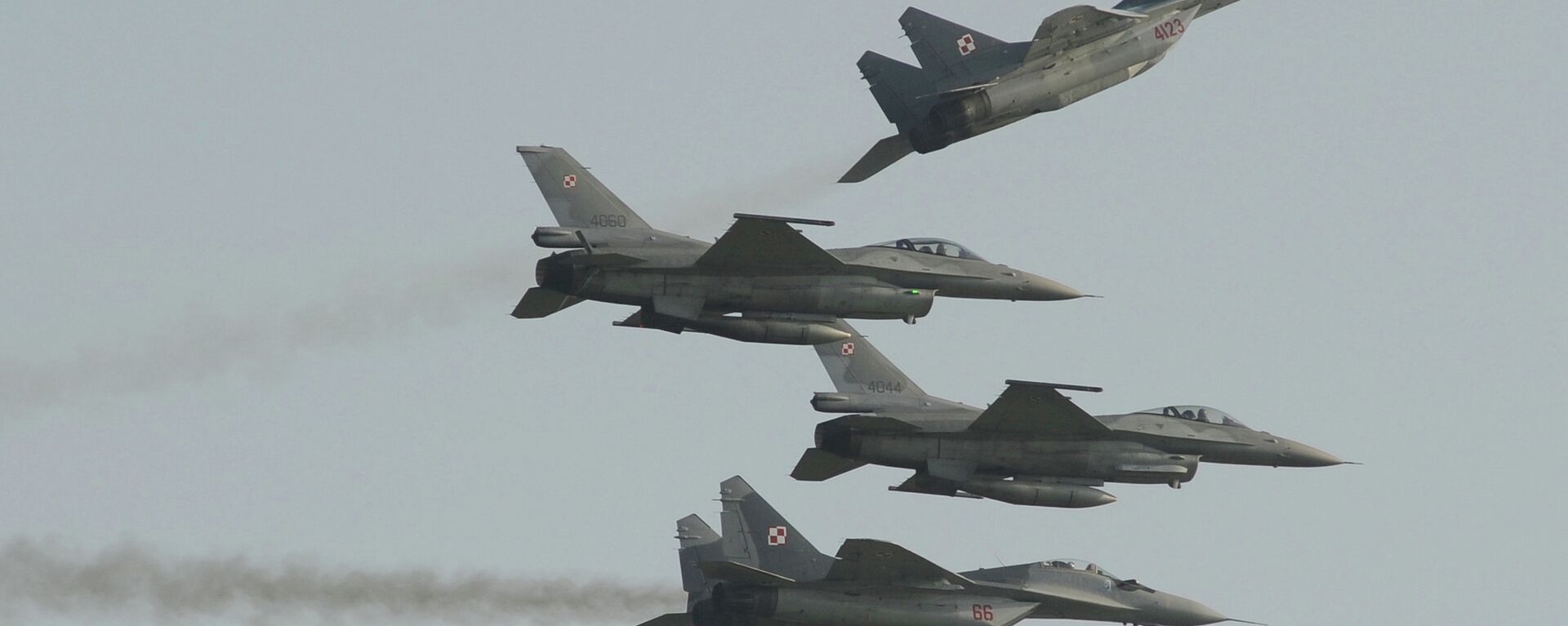 Two Polish Air Force Russian made Mig 29's fly above and below two Polish Air Force U.S. made F-16's fighter jets during the Air Show in Radom, Poland, Saturday, Aug. 27, 2011 - Sputnik International, 1920, 08.03.2022