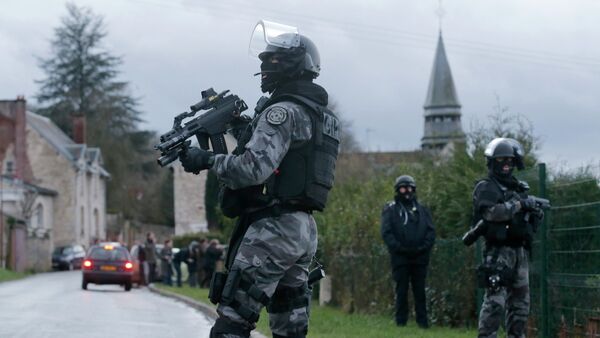 A member of the French GIPN intervention police forces secure a neighbourhood in Corcy, northeast of Paris January 8, 2015 - Sputnik International