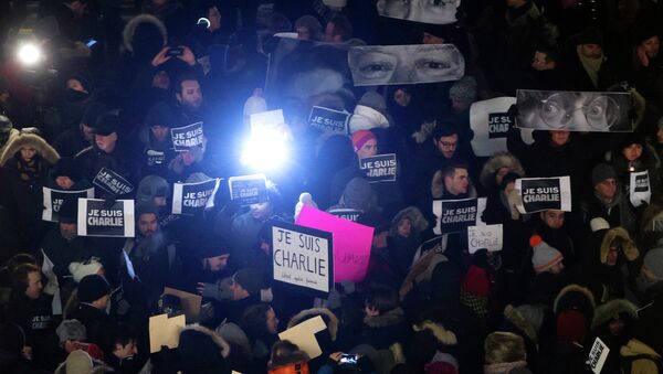 People gather for a vigil to pay tribute to the victims of a shooting, by gunmen at the offices of weekly satirical magazine Charlie Hebdo in Paris, in the Manhattan borough of New York, January 7, 2015 - Sputnik International