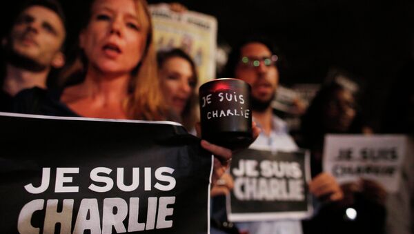 People participate in a vigil to pay tribute to the victims of a shooting, by gunmen at the offices of weekly satirical magazine Charlie Hebdo in Paris, at Paulista avenue in Sao Paulo, January 7, 2015 - Sputnik International
