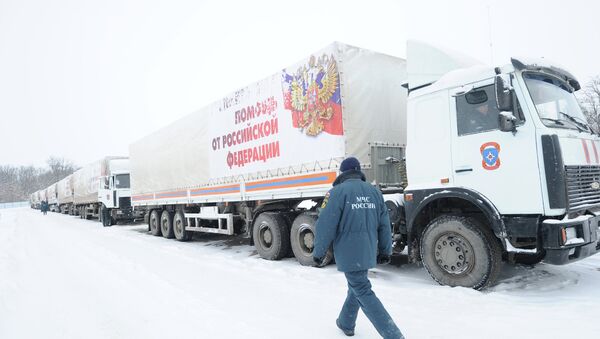 Russian Emergencies Ministry official said that the 11th Russian humanitarian convoy carrying 1,400 tonnes of aid to the war-torn Donbas region is currently heading towards the Russian state border with Ukraine. - Sputnik International