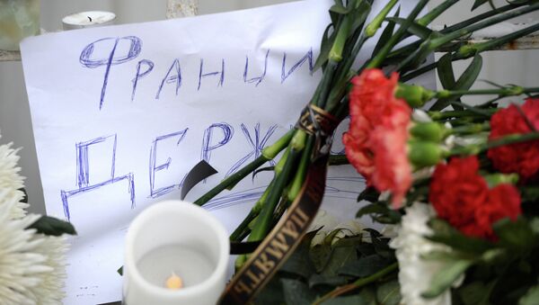 People bring flowers and candles to French embassy in Moscow - Sputnik International