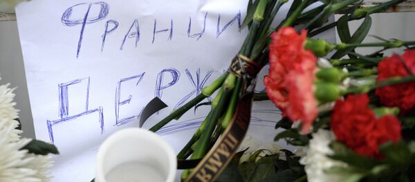 People bring flowers and candles to French embassy in Moscow People bring flowers and candles to French embassy in Moscow - Sputnik International