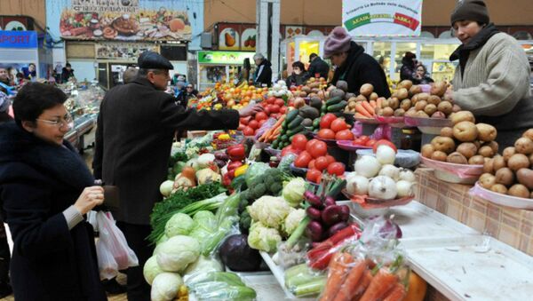 People look at vegetables in a market in Kiev - Sputnik International