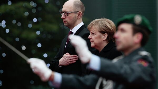German Chancellor Angela Merkel, center, and the Prime Minister of Ukraine Arseniy Yatsenyuk, left - Sputnik International