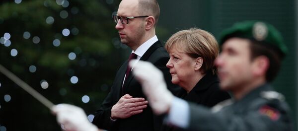 German Chancellor Angela Merkel, center, and the Prime Minister of Ukraine Arseniy Yatsenyuk, left - Sputnik International