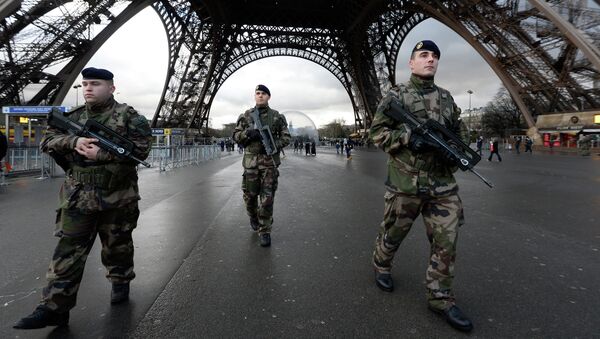 French soldiers patrol in front of the Eiffel Tower - Sputnik International