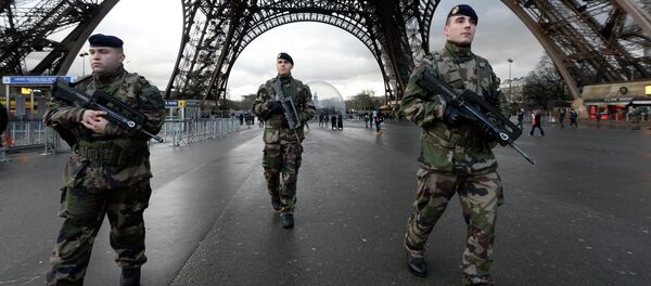 French soldiers patrol in front of the Eiffel Tower French soldiers patrol in front of the Eiffel Tower - Sputnik International