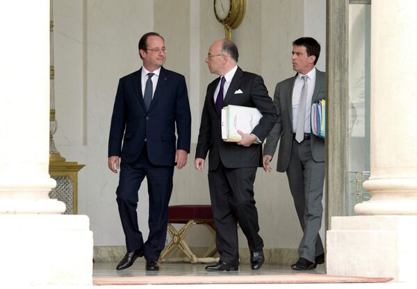 French President Francois Hollande (L) speaks with French Interior minister Bernard Cazeneuve (C) and Prime Minister Manuel Valls  - Sputnik International