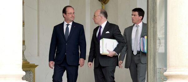 French President Francois Hollande (L) speaks with French Interior minister Bernard Cazeneuve (C) and Prime Minister Manuel Valls. French President Francois Hollande (L) speaks with French Interior minister Bernard Cazeneuve (C) and Prime Minister Manuel Valls. - Sputnik International